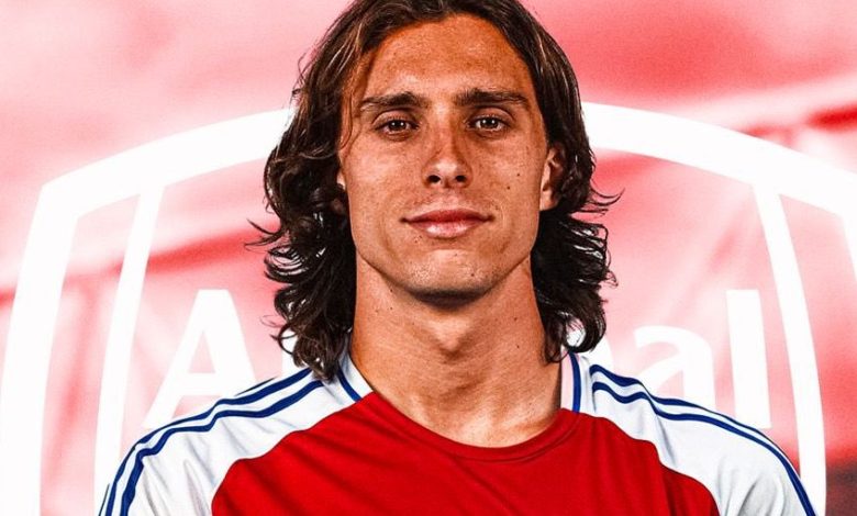 الدولي الإيطالي ريكاردو كالافيوري يصل لندن لإكمال انتقاله إلى أرسنال