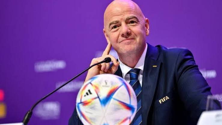 رئيس “فيفا” يُشيد بإجراء السماح لقادة الفرق فقط بالتواصل مع حكم اللقاء