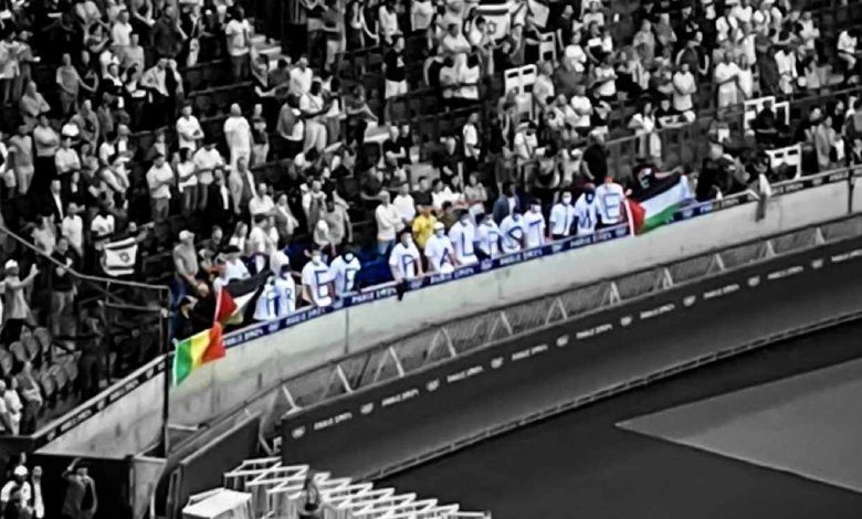 علم فلسطين يُزين مدرجات مواجهة المنتخب الصهيوني ضد مالي في أولمبياد باريس