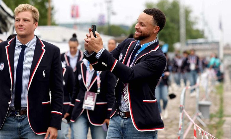 بالصور.. ليبرون جيمس وستيفن كوري نجما السلة يتقدمان الوفد الأمريكي