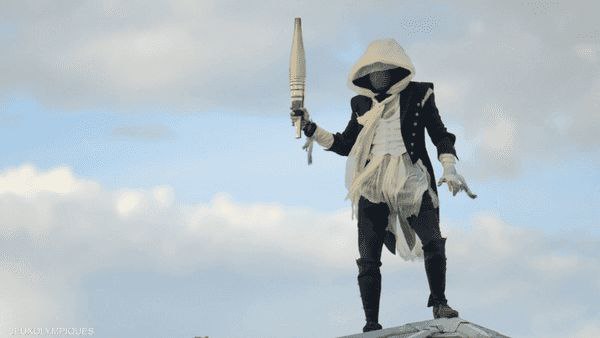 من يكون؟.. رجل غامض يحمل شعلة يظهر في افتتاح أولمبياد باريس 2024