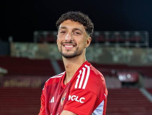 وسام أبو علي يحصل على جائز رجل المباراة بين الأهلي والمصري