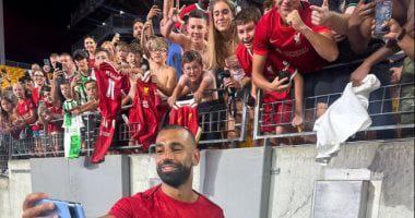 سيلفي صلاح مع جماهير الريدز يخطف أنظار العالم بعد الفوز على ريال بيتيس ودياً