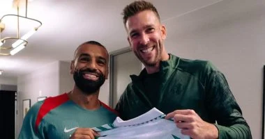 أدريان يُهدي قميص ريال بيتيس لمحمد صلاح قبل المواجهة الودية