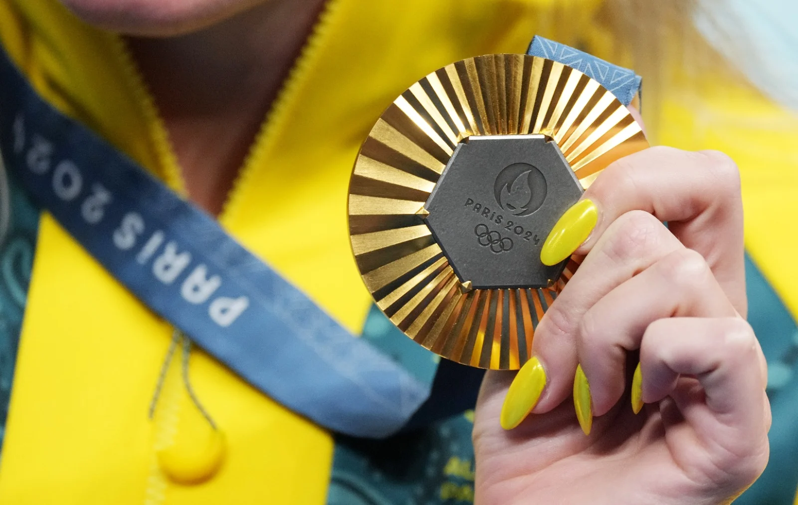 إحدى اللاعبات تحتفل بالميدالية الذهبية