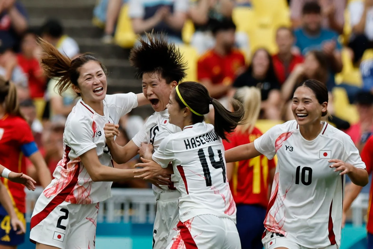 اليابان يحتفل بهدف فى مرمى إسبانيا