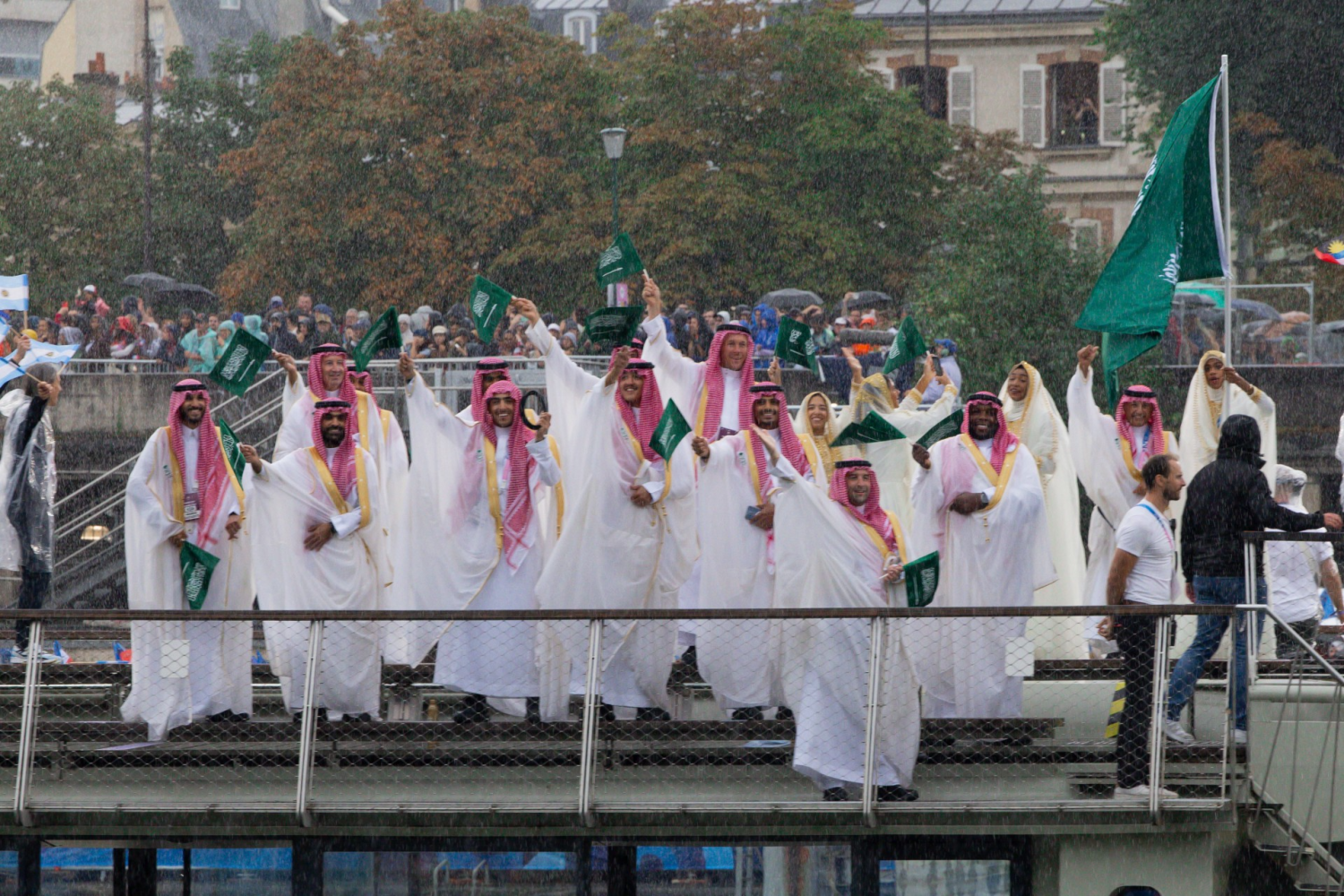 بالشماغ والبشت والدراعة.. حضور السعودية في افتتاح دورة الألعاب الأولمبية الـ33 في باريس