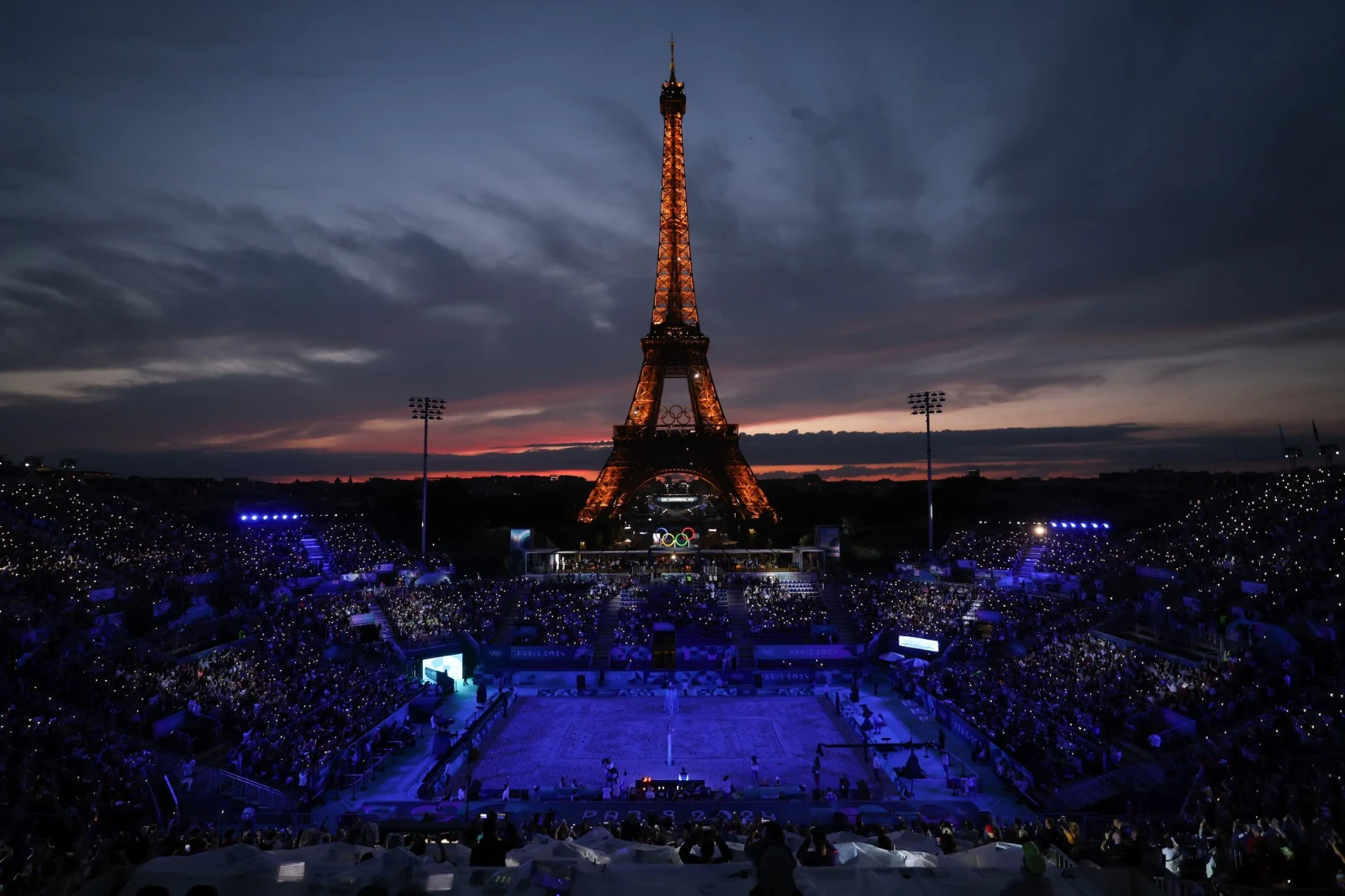 برج إيفل ليلا وراء أحدى الملاعب