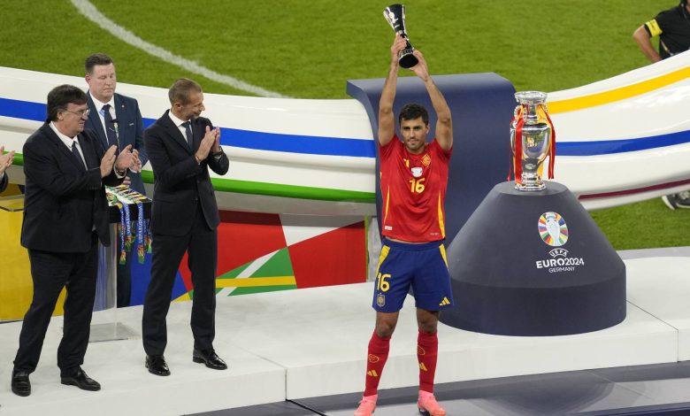 رودري.. نجم الموسم وأحد أعظم لاعبي خط الوسط في تاريخ الدوري الإنجليزي