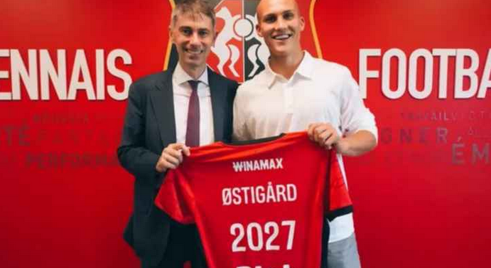 رين الفرنسي يضم مدافع نابولي إلى صفوفه رسميًا