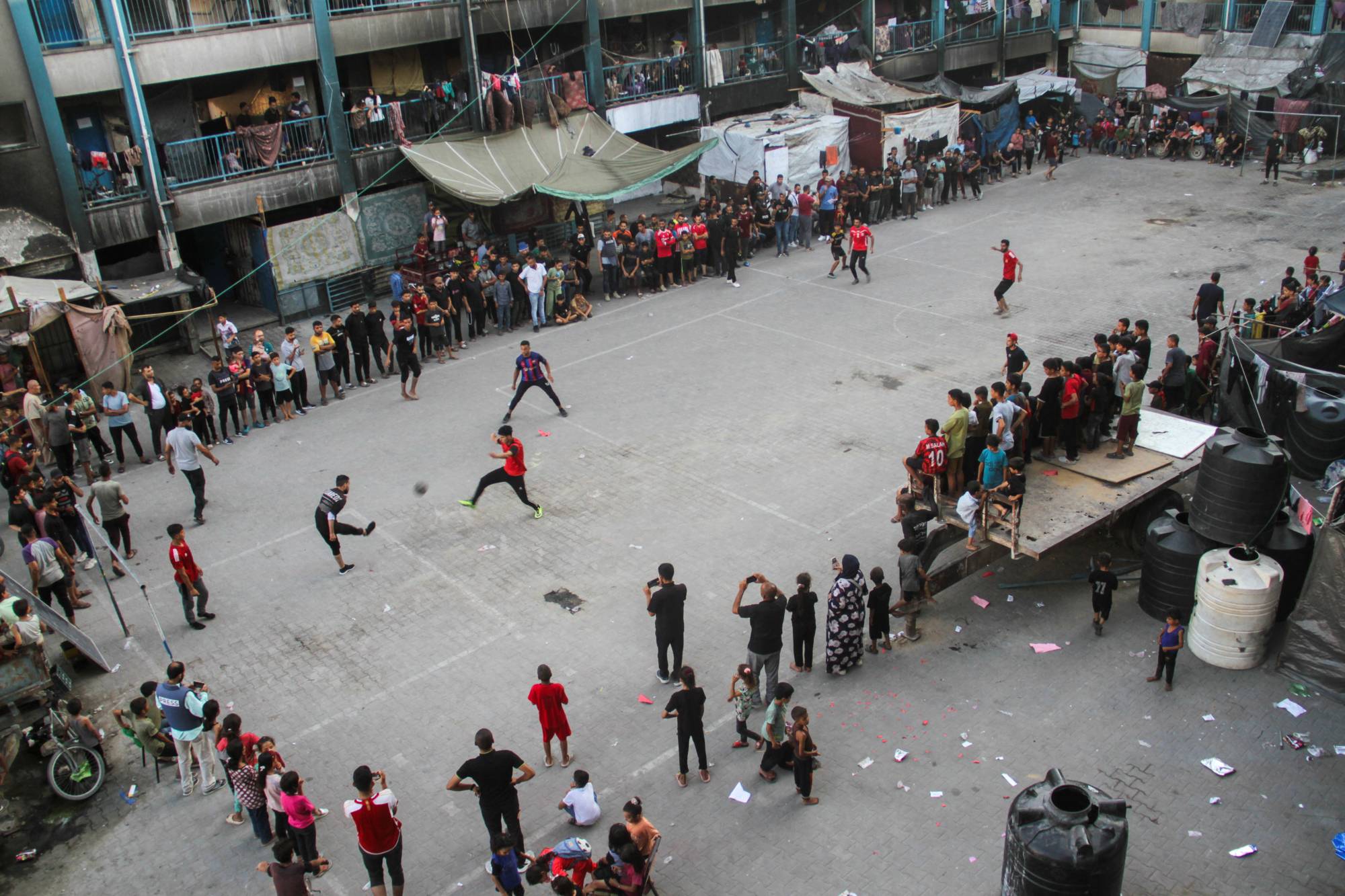 شبان غزة يلعبون كرة القدم في ظل الحرب أمل وهروب من أهوال القصف