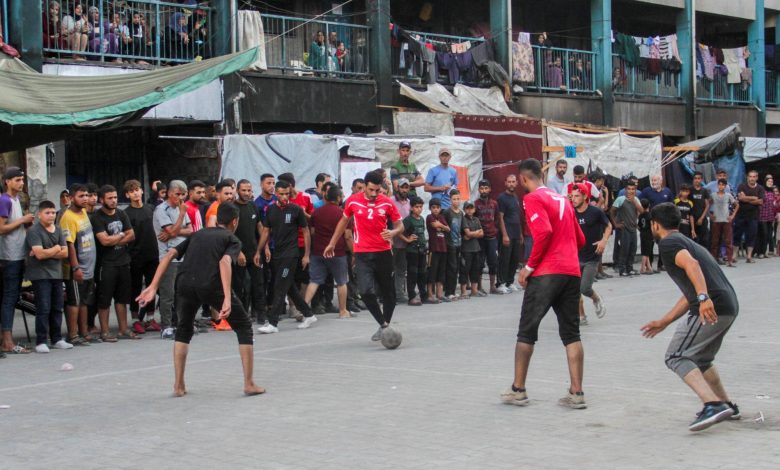شبان غزة يلعبون كرة القدم في ظل الحرب: أمل وهروب من أهوال القصف
