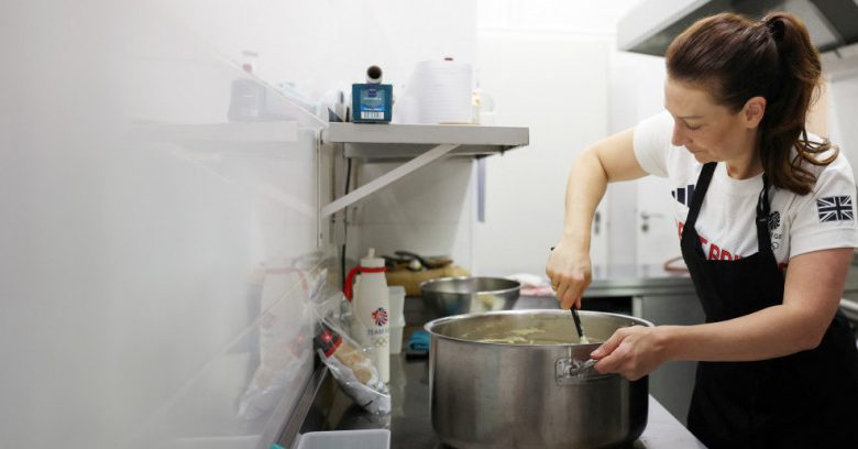 طاهية النجوم تتولى إعداد وجبات فريق الإبحار البريطاني في أولمبياد باريس 2024