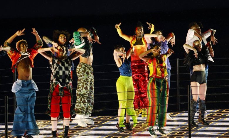 غوجيرا ومارينا فيوتي يحيون أغنية ثورية في افتتاح الألعاب الأولمبية بباريس