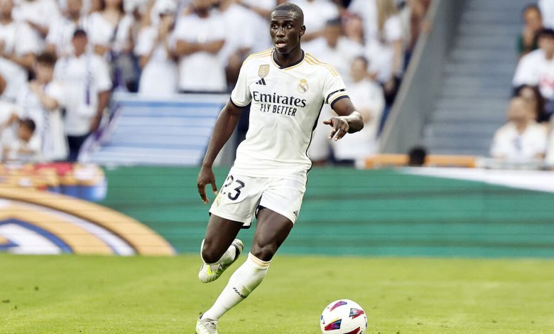 فيرلاند ميندي يوافق على تمديد عقده مع ريال مدريد حتى عام 2027