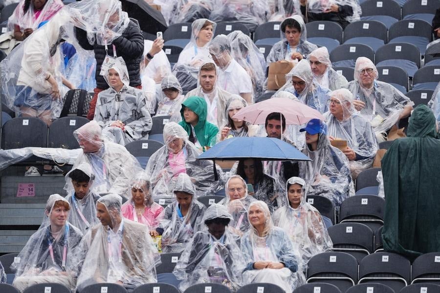 مشجعون يكتسون بالسترات لحمايتهم من الامطار