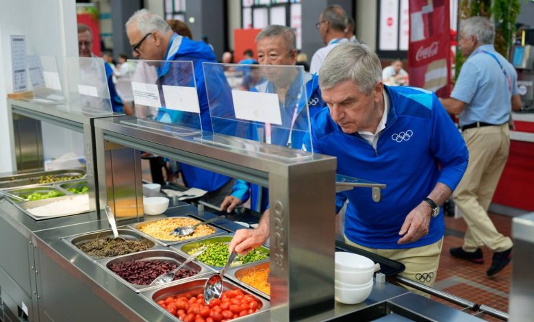 منظمو أولمبياد باريس 2024 يعالجون مشكلات الطعام والنقل بعد شكاوى الرياضيين