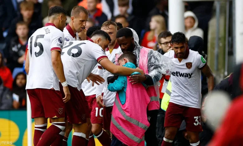 تعرض صبي كرات لحادث في مباراة وست هام وكريستال بالاس.. فيديو