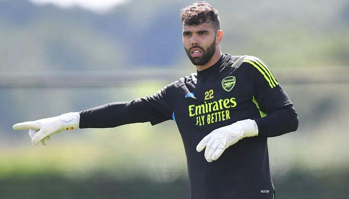 أسطورة إنجلترا جاري لينيكر يشيد بحارس أرسنال