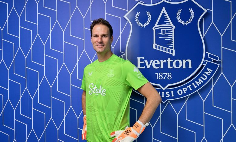 إيفرتون يضم مجددًا الحارس البوسني بعقد يمتد حتى عام 2025