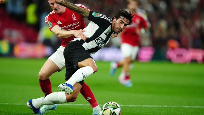 نيوكاسل يتجاوز نوتنجهام بركلات الترجيح ويتأهل للدور الثالث من كأس الرابطة