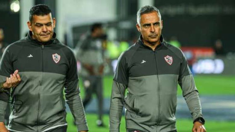 جوميز وعبدالواحد السيد يعقدان جلسة خلال معسكر الزمالك ببرج العرب