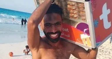 حسين الشحات يبيع الفريسكا بأحد الشواطئ