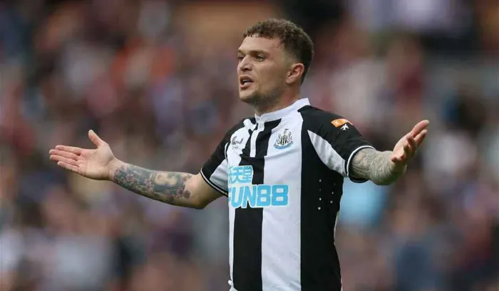 لاعب نيوكاسل يونايتد يبكي على مقاعد البدلاء.. فيديو