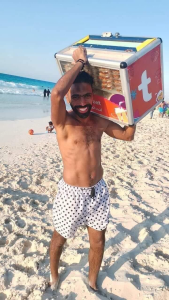 حسين الشحات يبيع الفريسكا بأحد الشواطئ