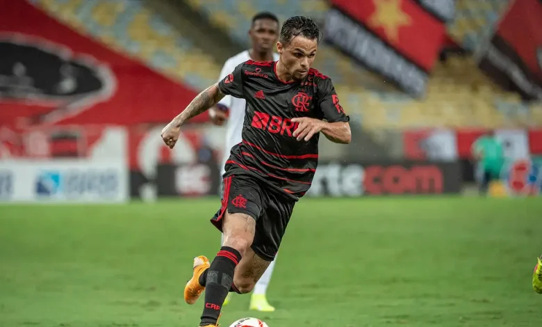 لاعب فلامنجو البرازيلي يتباهى بالفوز على كريستيانو وميسى