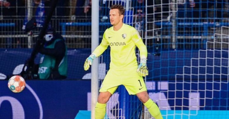 حارس بوخوم يقاضي ناديه بسبب استبعاده من التدريب