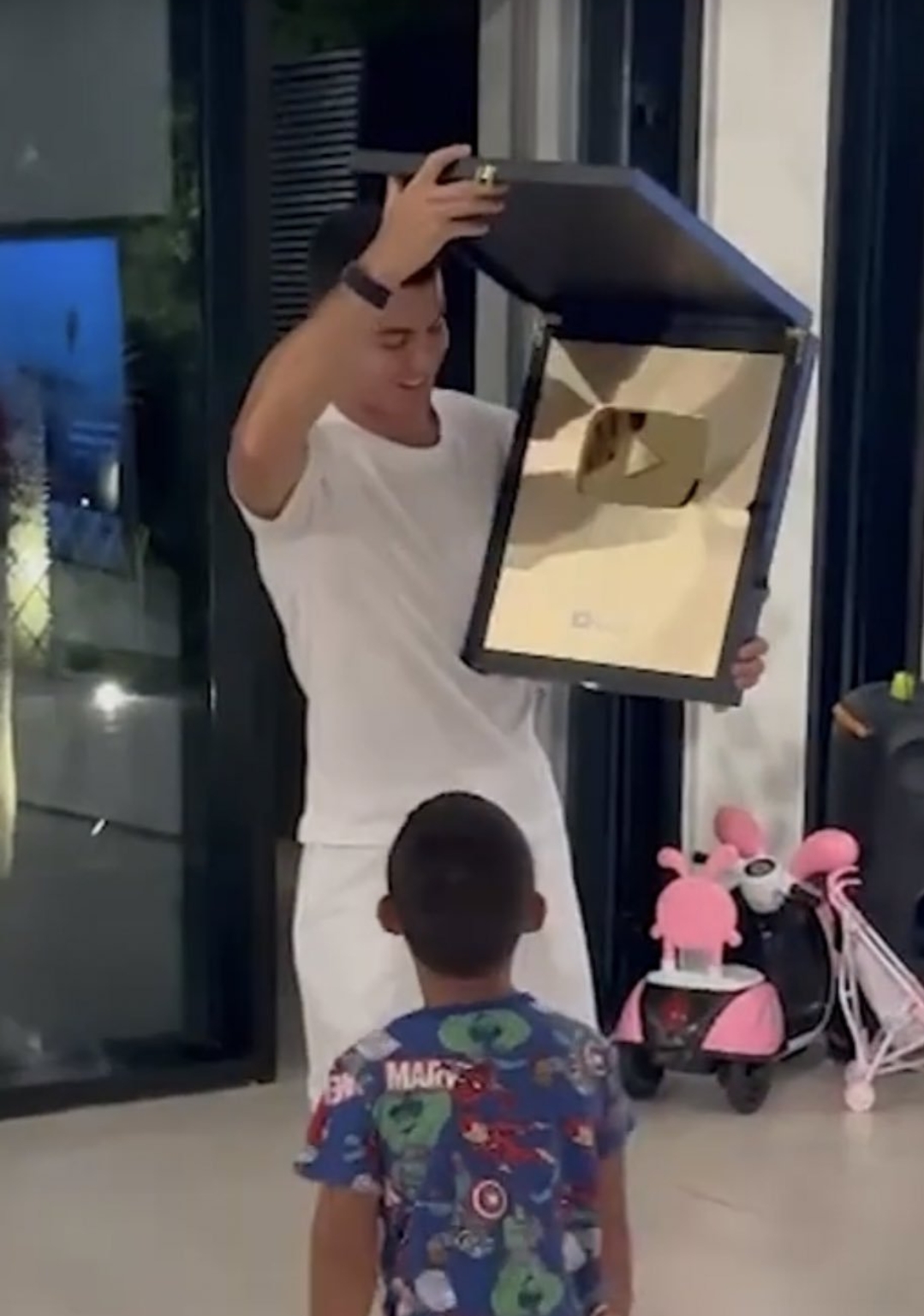 رونالدو يحصل على الدرع الذهبي ليوتيوب بعد إطلاق قناته بساعات