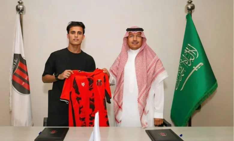 بايش يوجه رسالة لجماهير الرياض بعد التوقيع