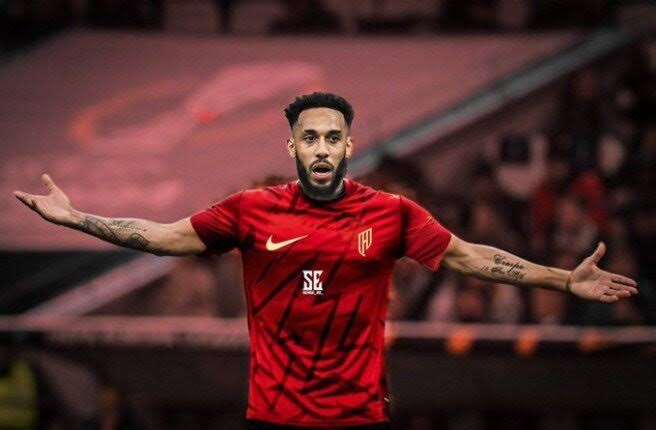 أوباميانج يفضل رونالدو على 6 أساطير كرة القدم