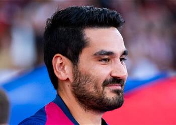 بالفيديو.. جوندوجان في المطار عائد إلى مانشستر سيتي