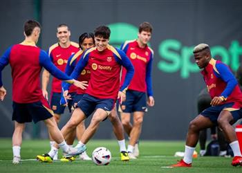 برشلونة يتلقى عرضًا من أيندهوفن لضم ميكا