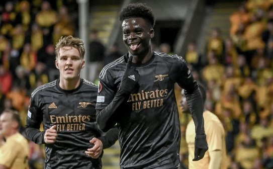 ساكا يسعى لمعادلة رقم أسطورة أرسنال تييري هنري أمام برايتون