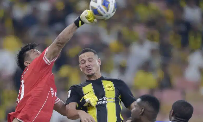 إصابة قوية تضرب دفاع الاتحاد في مباراة الخلود