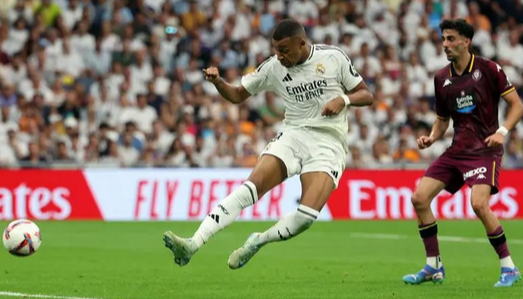 إنريكي ينتقد مبابي بعد مباراة برشلونة في دوري الأبطال