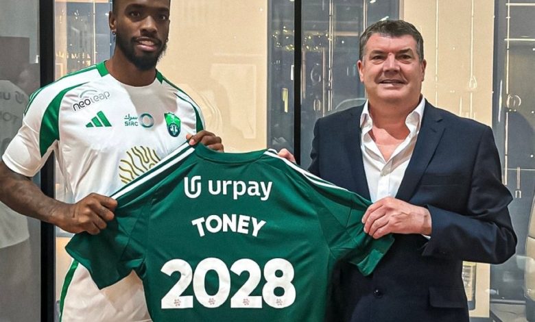 الأهلي السعودي يتعاقد مع إيفان توني حتى 2028