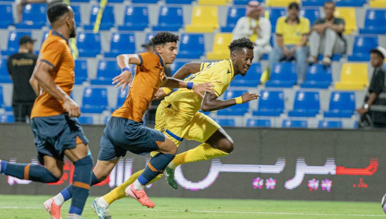 الإصابة تُبكر تبديلات روشن.. الأحمد يُغادر ويحل محله السلولي