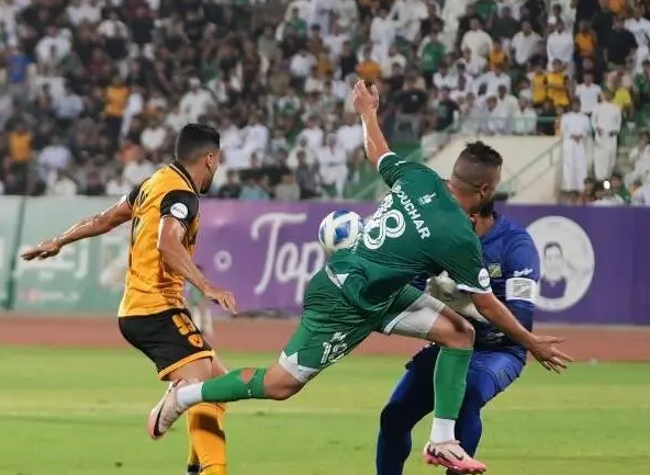 العربي يعتلي القمة ويعمق أزمة القادسية في الدوري الكويتي