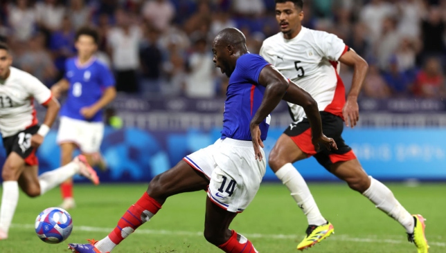 المدير الإداري لمنتخب مصر يتحدث عن خوف تيري هنري من الفراعنة