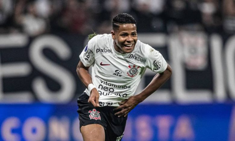 اليوم.. المهاجم ويسلي يوقع للنصر