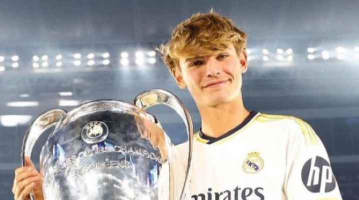 رسميا.. انتقال نيكو باز إلى كومو الإيطالي