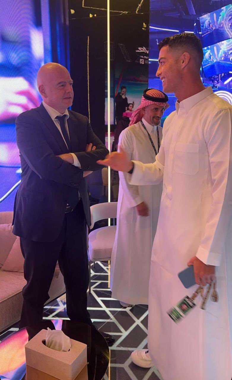 بالجلباب.. رونالدو يثير الانتباه في حفل ختام كأس العالم للرياضات الإلكترونية