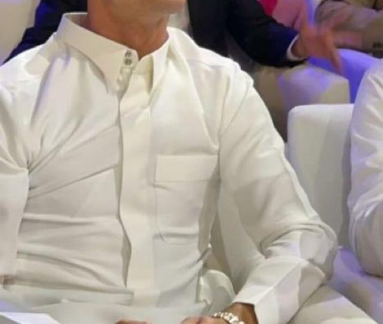 بالجلباب.. رونالدو يثير الانتباه في حفل ختام كأس العالم للرياضات الإلكترونية (صور)