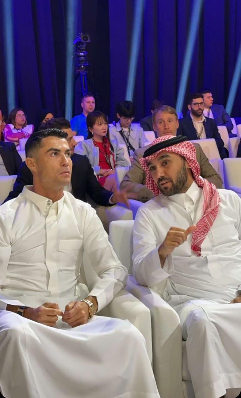 بالجلباب.. رونالدو يثير الانتباه في حفل ختام كأس العالم للرياضات الإلكترونية