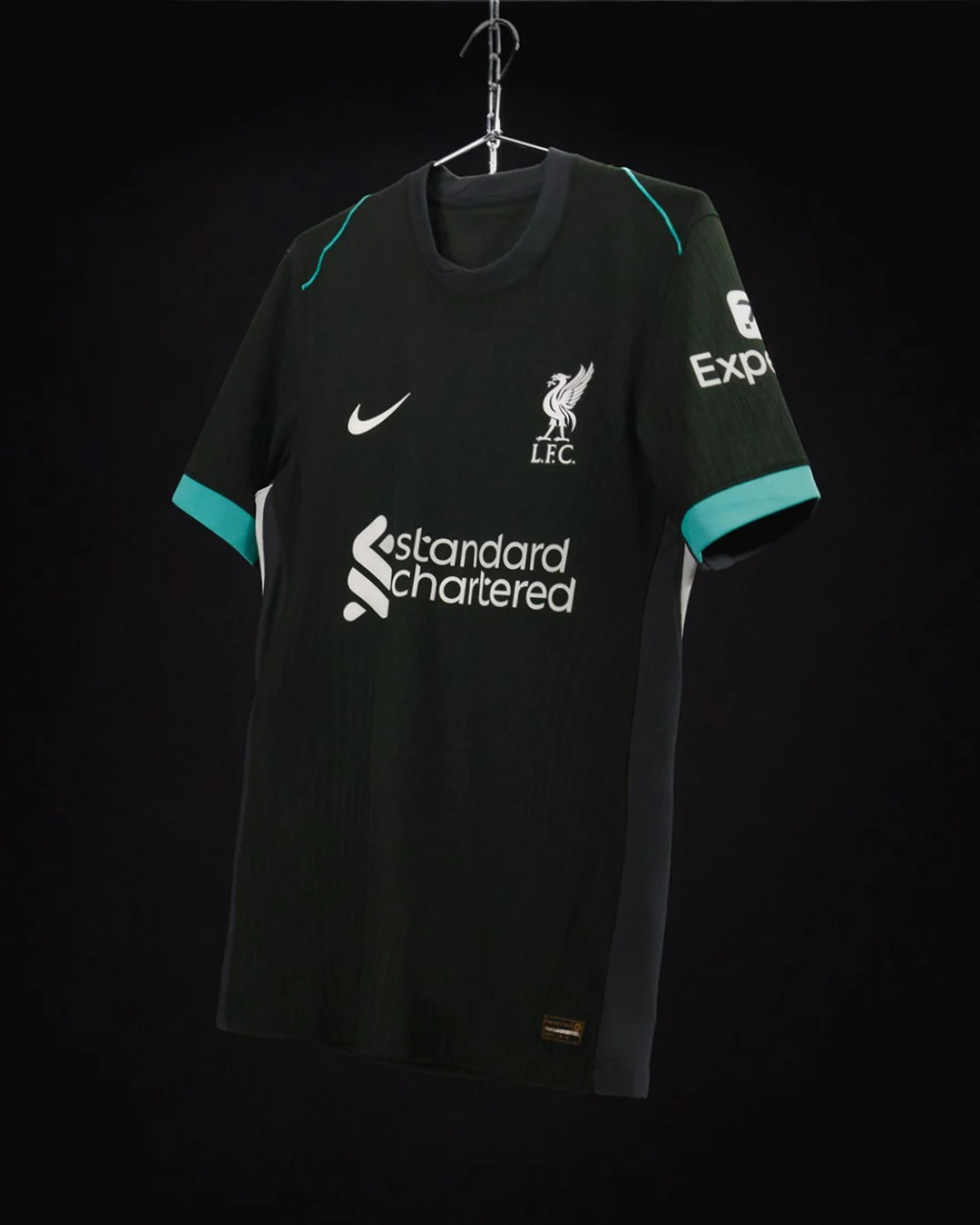 بالصور.. ليفربول يكشف عن القميص الاحتياطي لموسم 2024-2025