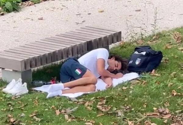 بالصورة .. بطل أولمبي ينام في شوارع باريس